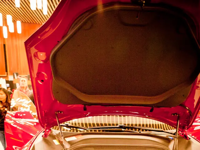 Multiple strikes of lightning USAFFECTED an electric car in China,but fortunately, the occupants...